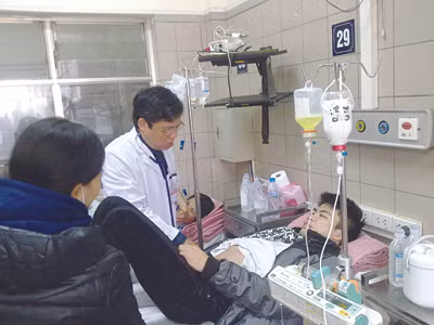 Bệnh nhân Th. bị ngộ độc rượu đang được bác sĩ kiểm tra sức khỏe. Ảnh T.Hà