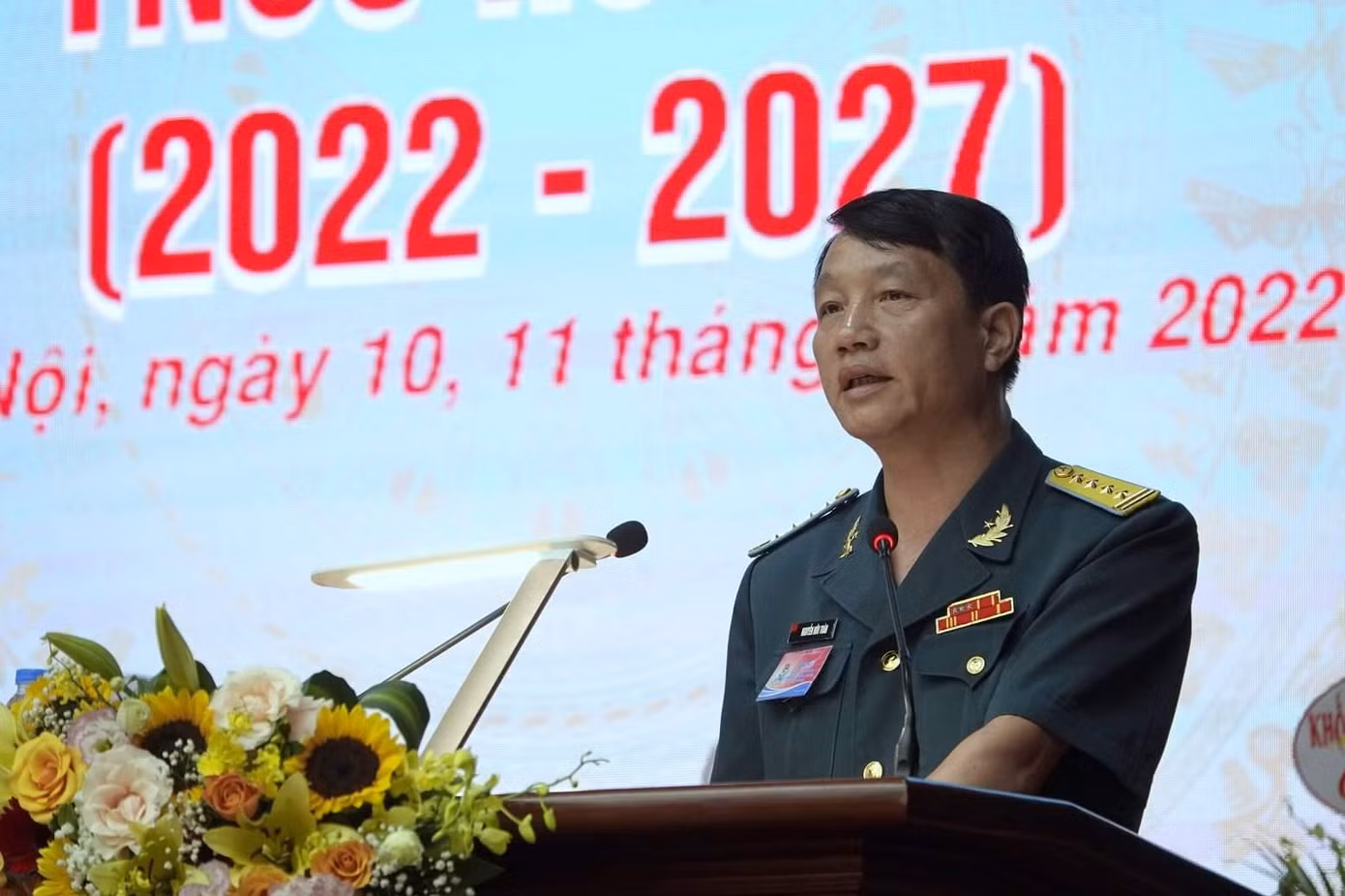 Đại tá Nguyễn Hữu Toàn - Phó Chủ nhiệm Chính trị Quân chủng PK-KQ trình bày báo cáo của Cục Chính trị Quân chủng tại ĐH