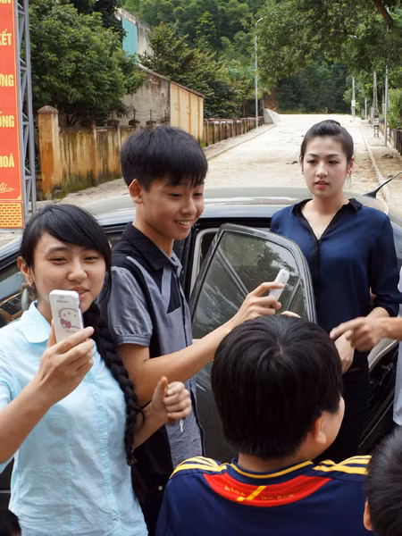 Tranh thủ chụp ảnh cả khi Á hậu đã sắp lên xe