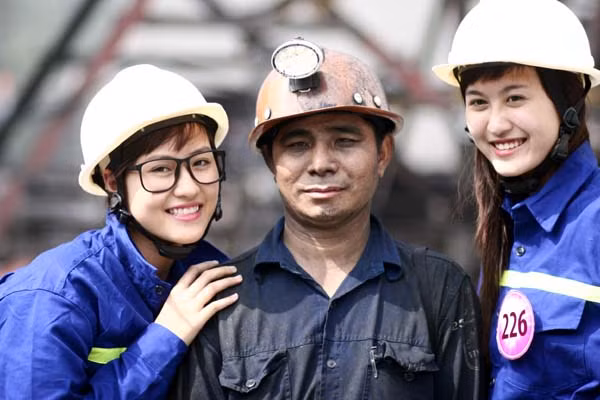 Chup hình với các công nhân. Chup hình với các công nhân thực thụ