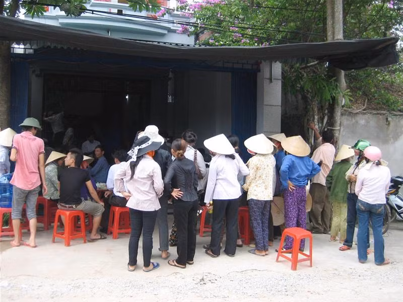 Nhiều người dân đến chia buồn với gia đình người xấu số. Ảnh: Hoàng Lam