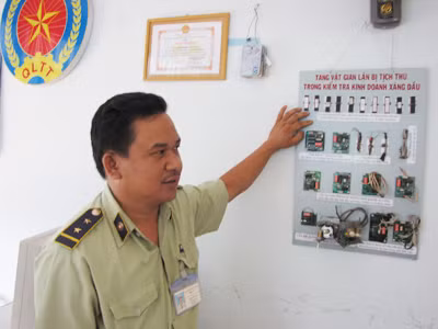 Ông Hà và những thiết bị mà chủ doanh nghiệp thường dùng để can thiệp máy đong gian lận xăng, dầu
