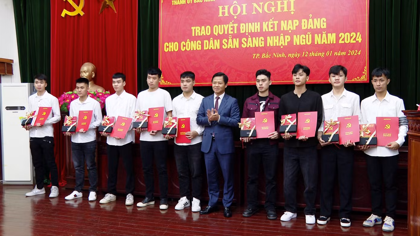 Nhiều thanh niên viết đơn tình nguyện nhập ngũ ở Bắc Ninh được kết nạp Đảng