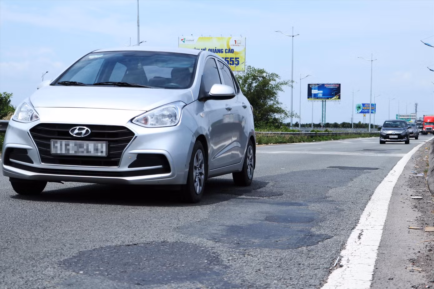 Mặt đường cao tốc TPHCM - Trung Lương hư hỏng Mặt đường cao tốc TPHCM - Trung Lương hư hỏng