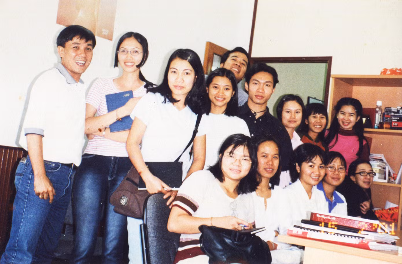 Một buổi phóng viên báo Sinh Viên Việt Nam và Hoa Học Trò trao đổi nghiệp vụ với nhà báo Cù Mai Công, phóng viên báo Tuổi Trẻ (trái). Trong ảnh có các cây bút như Phan Hồn Nhiên, Hải Miên, Nguyễn Đình, Dương Thụy, Đông Vy, Trần Thu Hà, Hồ Ngọc Đoan Khương... Ảnh tư liệu Một buổi phóng viên báo Sinh Viên Việt Nam và Hoa Học Trò trao đổi nghiệp vụ với nhà báo Cù Mai Công, phóng viên báo Tuổi Trẻ (trái). Trong ảnh có các cây bút như Phan Hồn Nhiên, Hải Miên, Nguyễn Đình, Dương Thụy, Đông Vy, Trần Thu Hà, Hồ Ngọc Đoan Khương... Ảnh tư liệu
