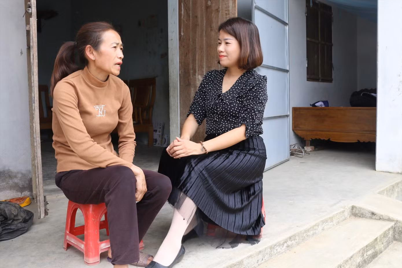 Nguyễn Thị Châu Anh (bên phải) trong lần thực chứng đối tượng Bảo trợ xã hội tại địa phương Nguyễn Thị Châu Anh (bên phải) trong lần thực chứng đối tượng Bảo trợ xã hội tại địa phương