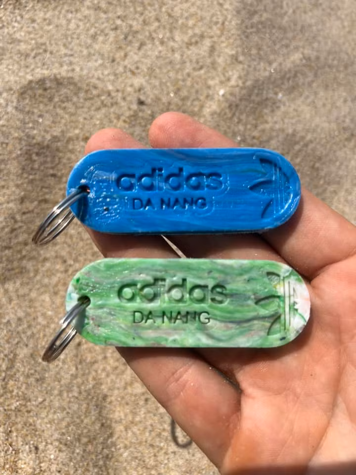 Quà tặng của Adidas làm từ nhựa tái chế