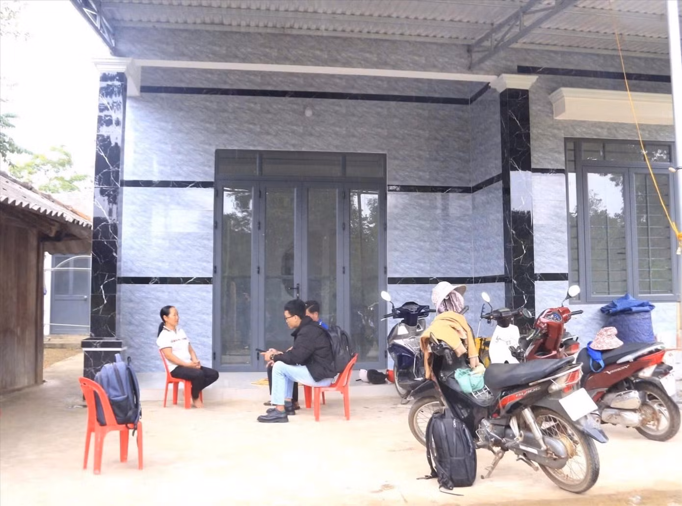 Thôn Giang Đông hiện nay có nhiều ngôi nhà xây khang trang. Thôn Giang Đông hiện nay có nhiều ngôi nhà xây khang trang.