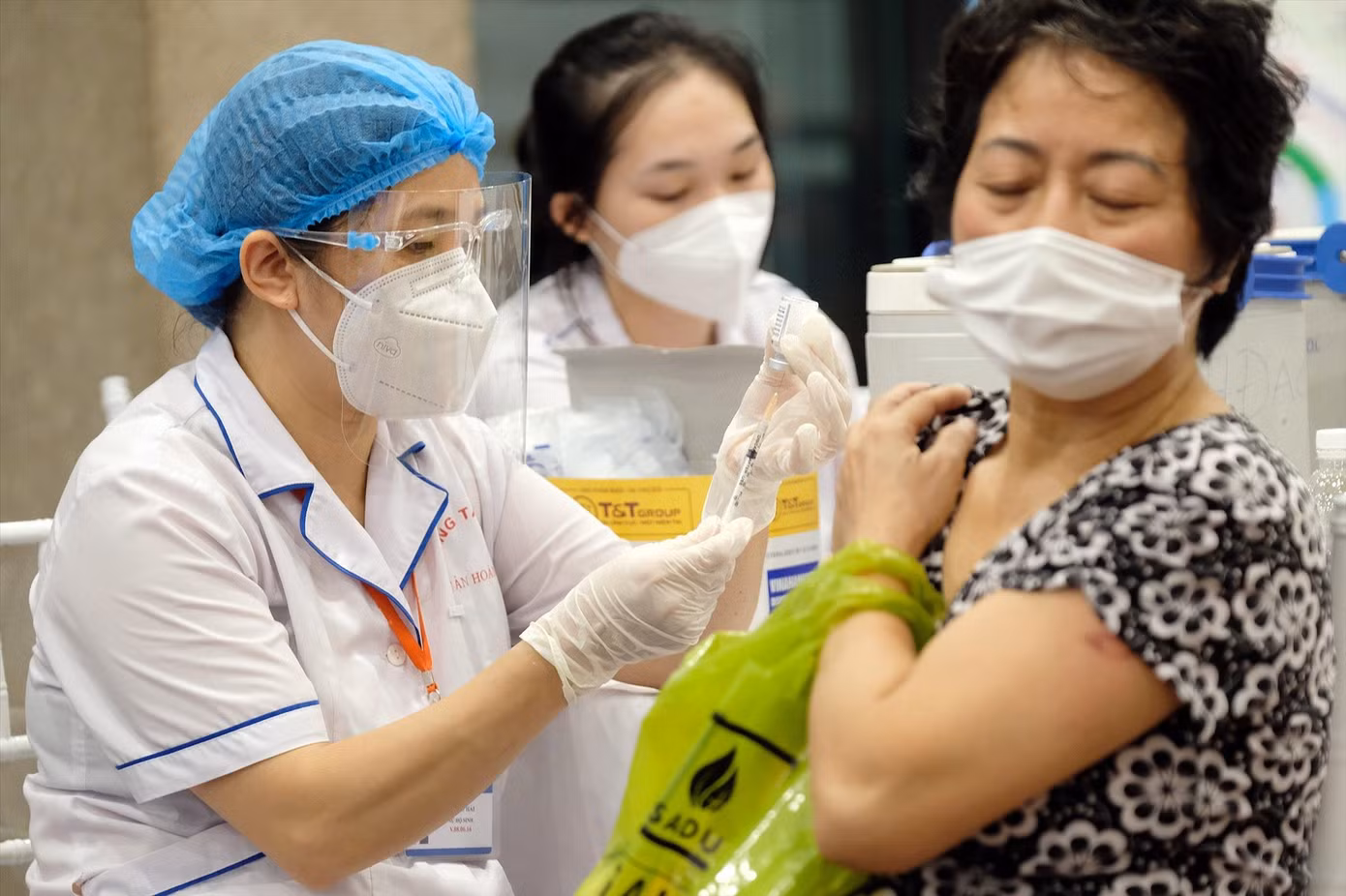 Bộ Y tế khuyến cáo bảo vệ người cao tuổi bằng vắc xin phòng COVID-19. Ảnh: Hoàng Mạnh Thắng