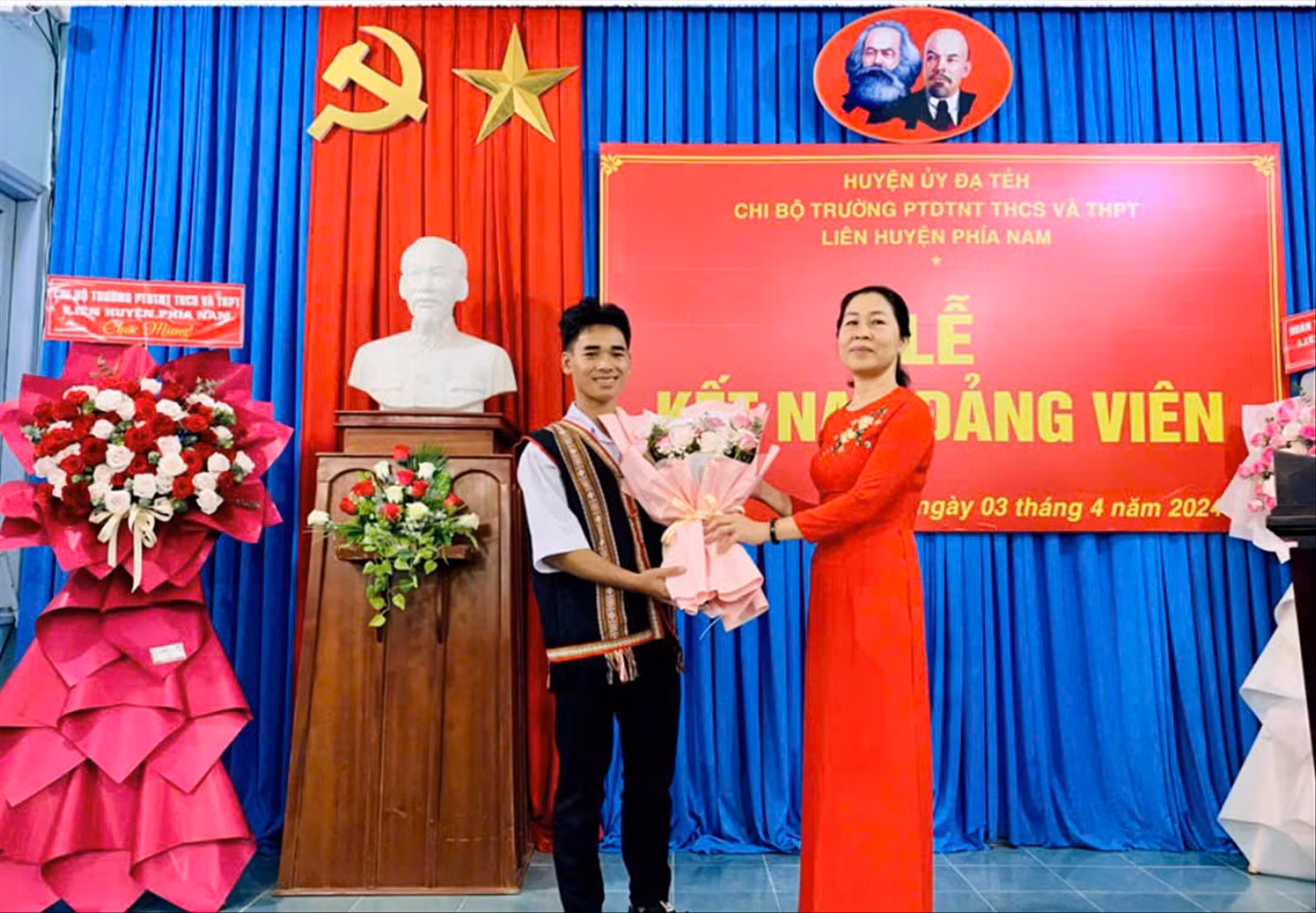 Lễ kết nạp Đảng viên DTTS đầu tiên của tỉnh Lâm Đồng Lễ kết nạp Đảng viên DTTS đầu tiên của tỉnh Lâm Đồng