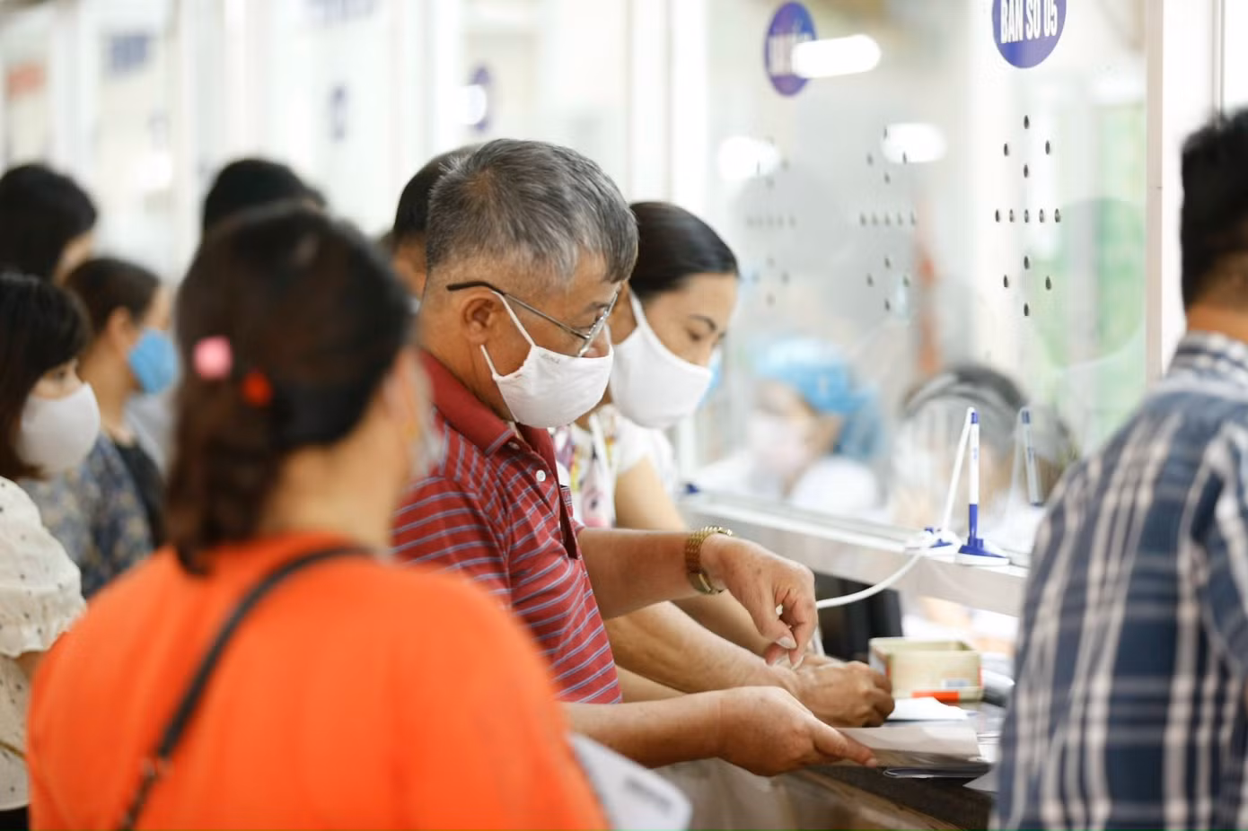Bộ Y tế đề xuất bệnh nhân tự mua thuốc sẽ được BHYT thanh toán khi đáp ứng một số điều kiện. Ảnh: Như Ý