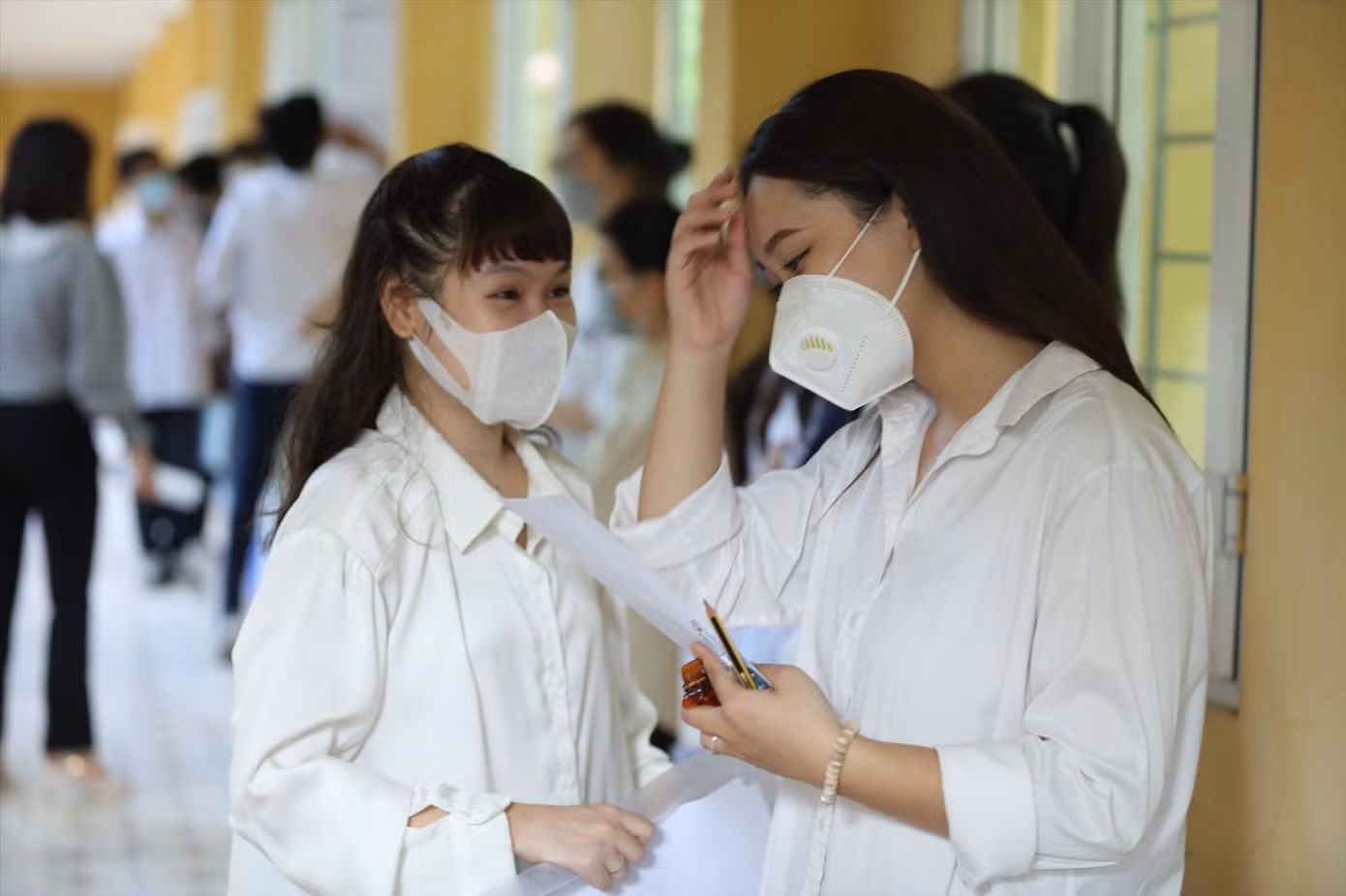Trường ĐH Sư phạm, ĐH Huế, năm nay có điểm chuẩn xét học bạ dao động từ 23 đến 27 điểm. Trong đó, một số ngành điểm tăng rất nhiều như ngành Sư phạm Hóa học tăng 8 điểm so với năm 2021 từ 18 điểm lên 26,5 điểm; ngành Vật lý từ 18 tăng lên 25,5 điểm; ngành Sư phạm Sinh học tăng từ 18 lên 23 điểm. Trường ĐH Sư phạm, ĐH Huế, năm nay có điểm chuẩn xét học bạ dao động từ 23 đến 27 điểm. Trong đó, một số ngành điểm tăng rất nhiều như ngành Sư phạm Hóa học tăng 8 điểm so với năm 2021 từ 18 điểm lên 26,5 điểm; ngành Vật lý từ 18 tăng lên 25,5 điểm; ngành Sư phạm Sinh học tăng từ 18 lên 23 điểm.