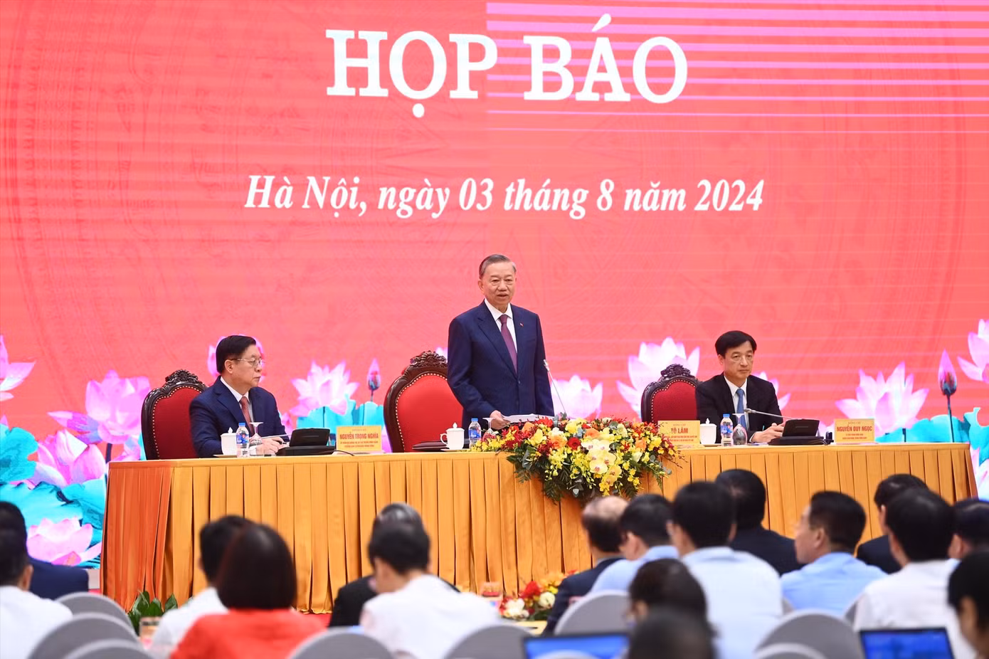 Tổng Bí thư, Chủ tịch nước Tô Lâm trao đổi với phóng viên tại họp báo Ảnh: Nhật Minh