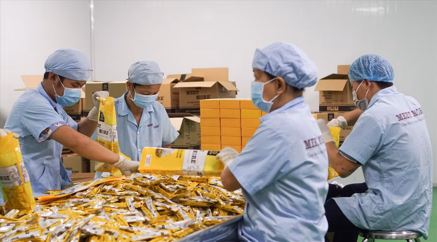 Xăng tăng giá kỷ lục khiến nhiều DN lao đao (ảnh chụp công nhân tại Công ty Meet More). Ảnh: U.P