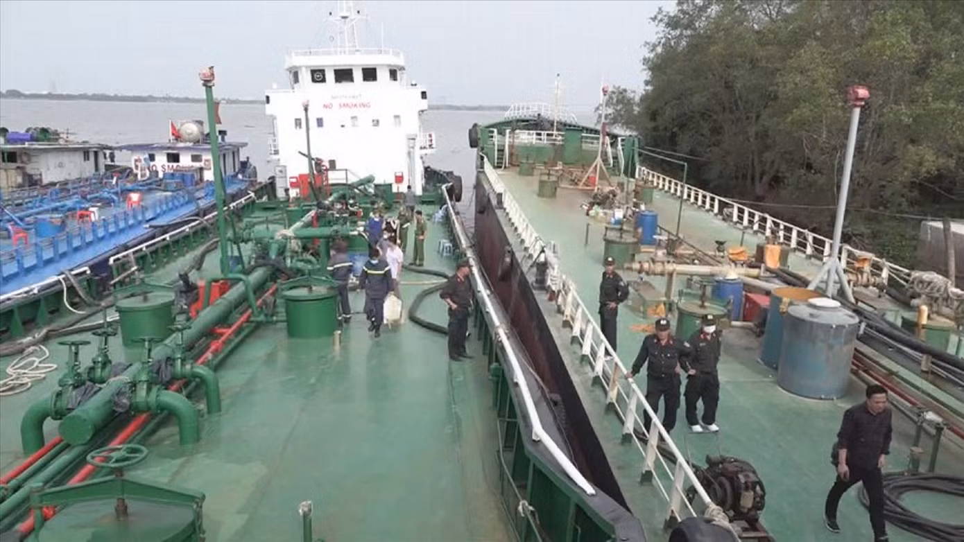 Các tàu chở xăng trong vụ án buôn lậu 204 triệu lít xăng Các tàu chở xăng trong vụ án buôn lậu 204 triệu lít xăng