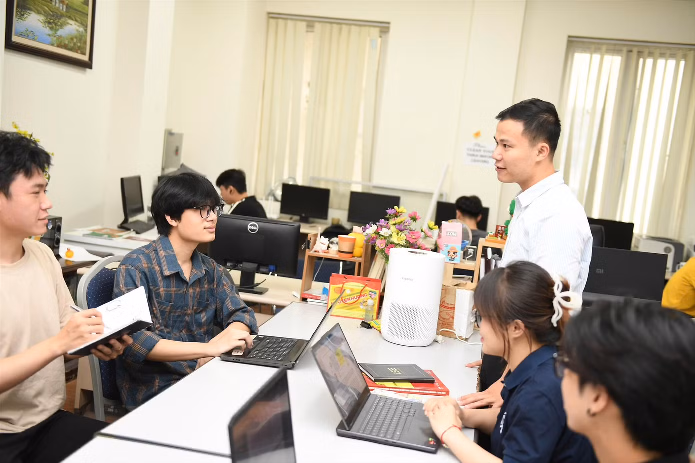 Bạn trẻ dành thời gian học tập, phát triển bản thân thay vì cuốn vào các cuộc tranh cãi vô bổ trên mạng xã hội. Ảnh: Dương Triều Bạn trẻ dành thời gian học tập, phát triển bản thân thay vì cuốn vào các cuộc tranh cãi vô bổ trên mạng xã hội. Ảnh: Dương Triều