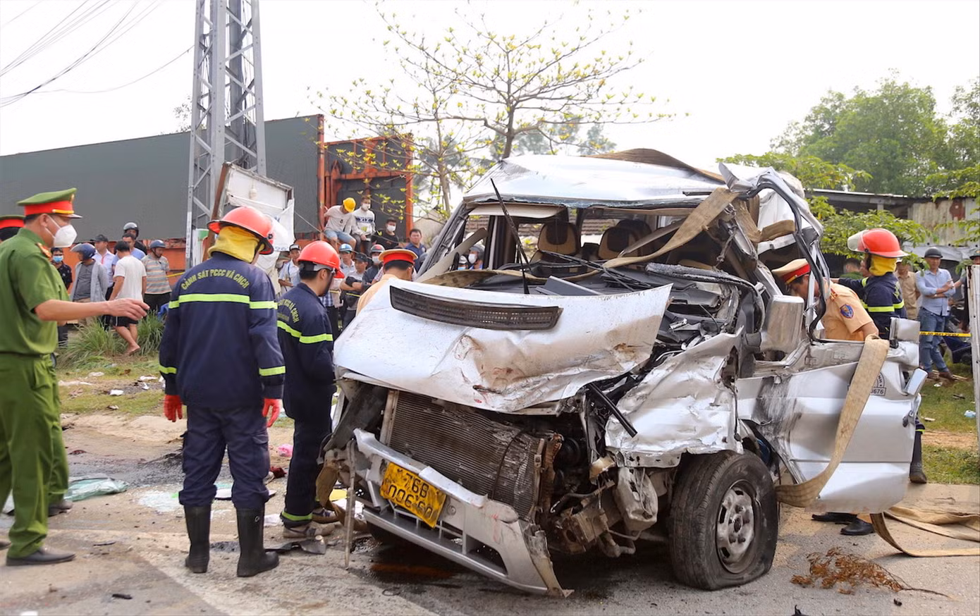 Hiện trường vụ tai nạn thảm khốc xe khách ngày 14/2