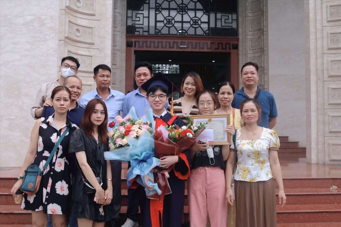 Nguyễn Xuân Đại bên gia đình trong ngày tốt nghiệp trường Đại học Y Hà Nội Nguyễn Xuân Đại bên gia đình trong ngày tốt nghiệp trường Đại học Y Hà Nội