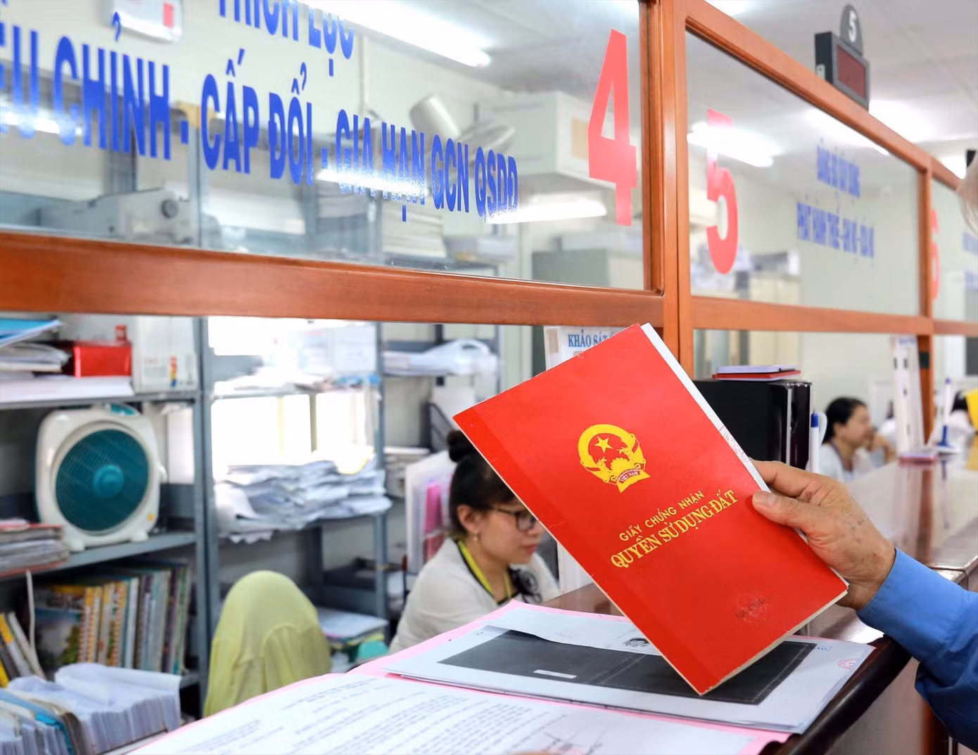 Người dân vẫn phải “lót tay” khi làm giấy chứng nhận quyền sử dụng đất Người dân vẫn phải “lót tay” khi làm giấy chứng nhận quyền sử dụng đất