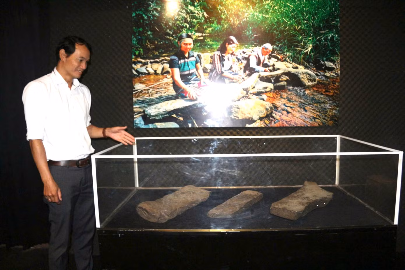 3 thanh đá tìm thấy ở suối Đăk Kar được trưng bày tại nhà triển lãm âm thanh tỉnh Đắk Nông.