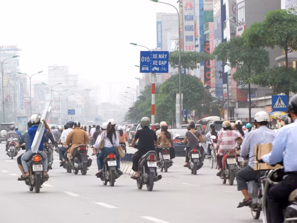 Mặc dù có cột báo phân làn nhưng tình trạng vi phạm vẫn tái diễn trên phố Xã Đàn