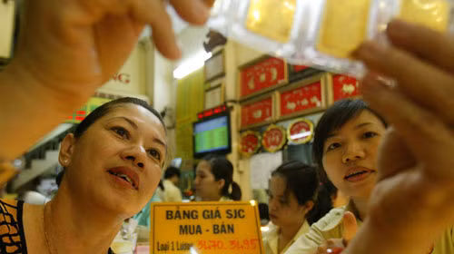 Đến chiều tối 5-11, giá vàng SJC bán ra được niêm yết tại một cửa hàng vàng chợ Bà Chiểu (quận Bình Thạnh, TP.HCM) là 34,5 triệu đồng/lượng. Ảnh: H.T.V. (Tuổi Trẻ)
