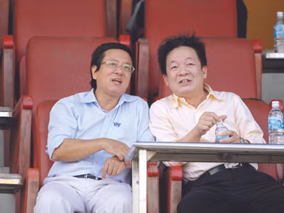 Phó CT VFF Phạm Ngọc Viễn (trái) cho rằng V.League sẽ vẫn tiến hành theo cách thức “có gì chơi nấy”chứ không thể hoãn. Ảnh: VSI