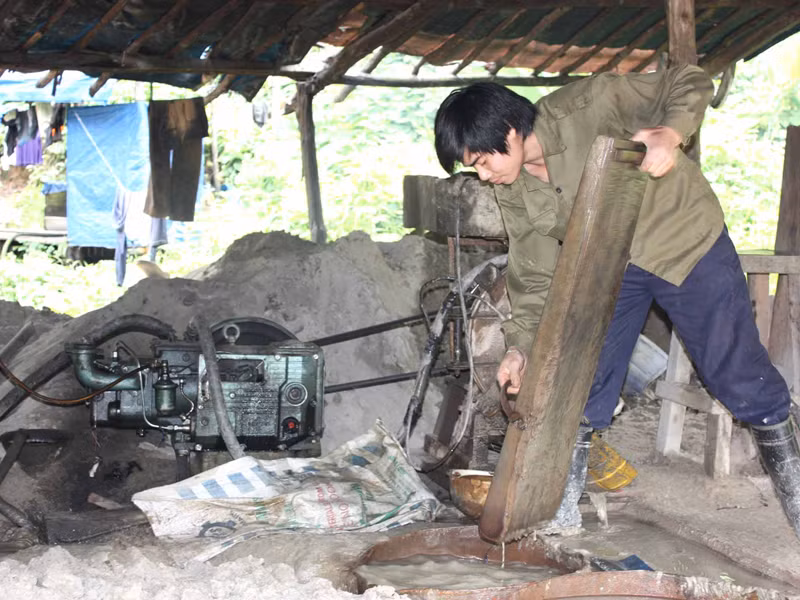 Anh Nhân ở bãi vàng Phước Thức làm suốt ngày đêm. Ảnh: Nguyễn Thành
