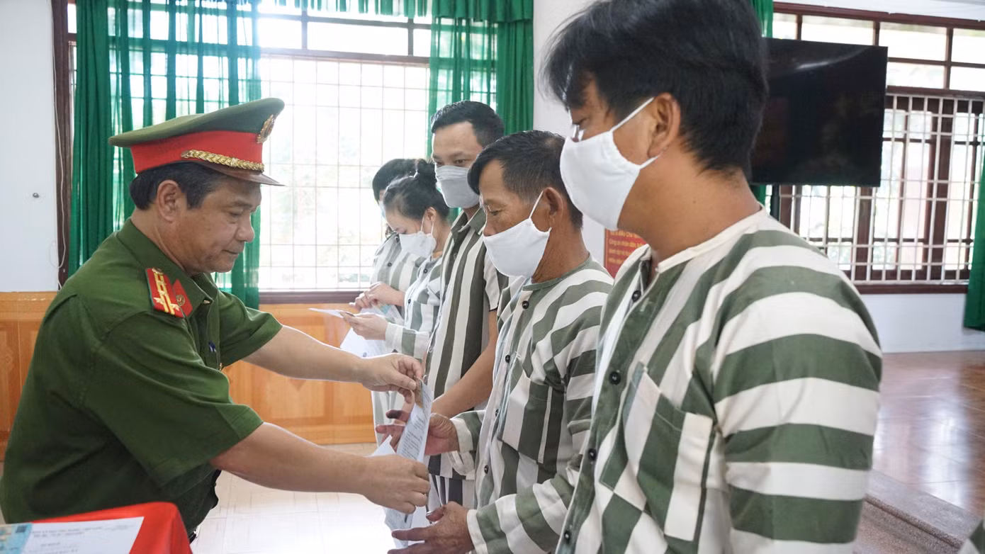 Các phạm nhân nhận quyết định đặc xá
