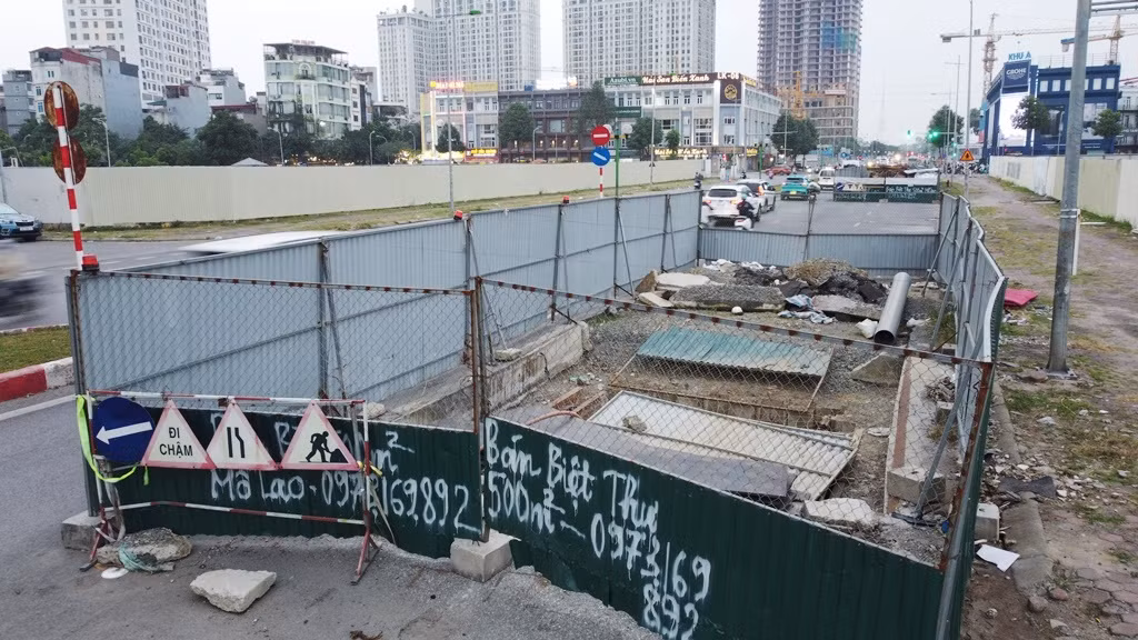 Để thực hiện dự án xử lý nước thải Yên Xá, trong nhiều năm qua, hệ thống các lô cốt thi công đã được dựng trên nhiều tuyến đường Hà Nội, trong đó có phố Vũ Trọng Khánh. Hiện, nhiều tuyến phố đã thi công xong và thu rào, riêng phố Nguyễn Trọng Khánh vẫn còn tồn tại cả chục hàng rào.