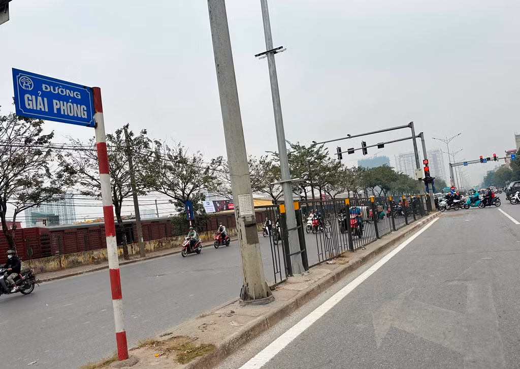 Hiện hàng rào sắt từ bến xe Nước Ngầm đến đã bị nhổ, hạ đến Giáp Bát.