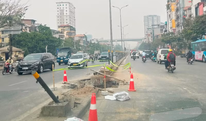 Dịp cuối năm trên nhiều tuyến đường ở Hà Nội trong đó có một số đoạn trên QL1A đang được sửa chữa mặt đường.