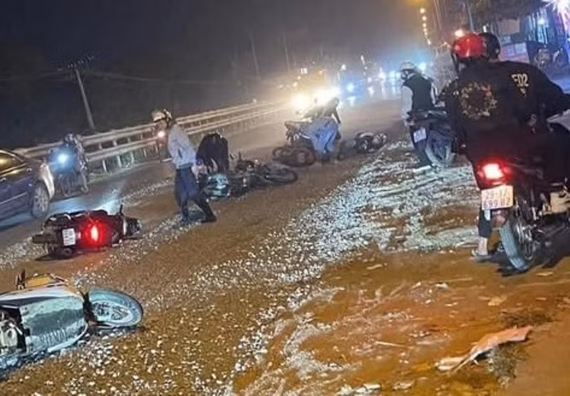 QL1A có lưu lượng người và phương tiện tham gia giao thông đông cả ngày và đêm, công trường sửa chữa đường tại đoạn qua Thường Tín hiện như cái bẫy với người tham gia giao thông