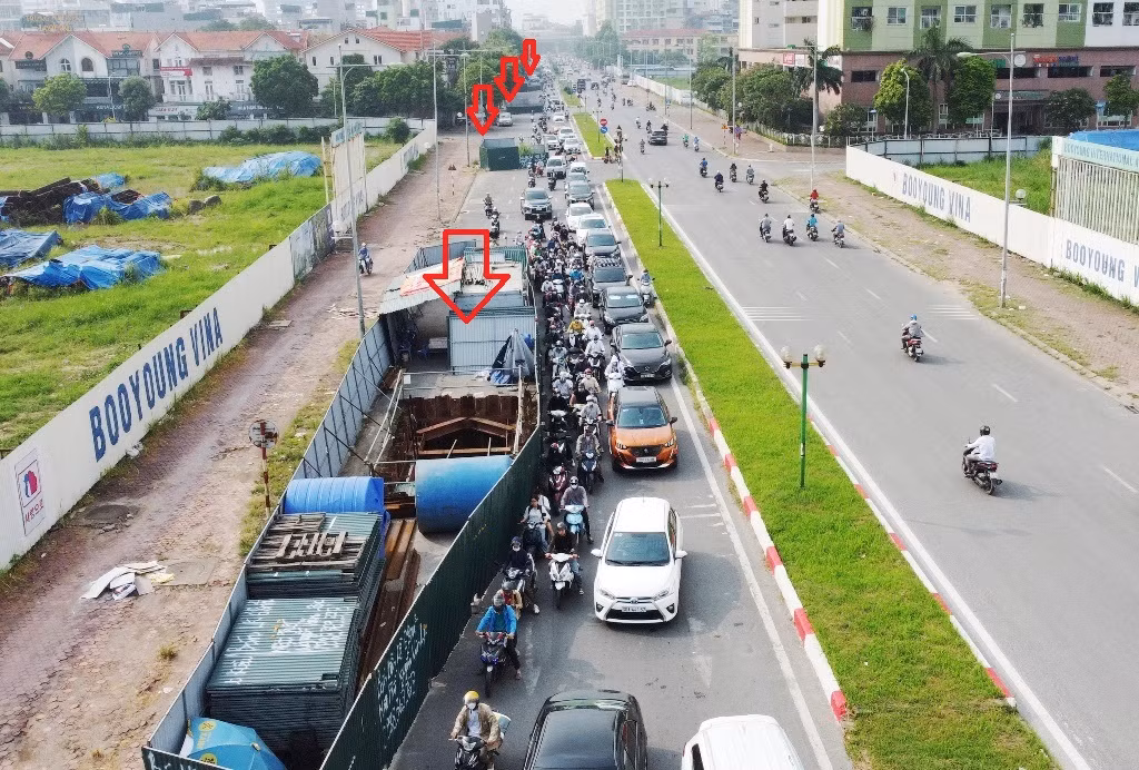 Do hàng rào chiếm dụng đến 2/3 lòng đường nên thời gian qua giao thông trên phố Vũ Trọng Khánh thường xuyên ùn tắc kéo dài cả sáng và chiều.