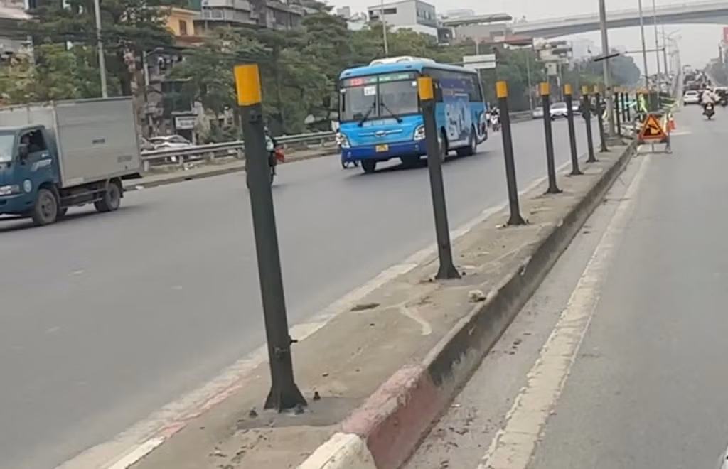 Ghi nhận của PV Tiền Phong trong sáng hôm qua và hôm nay (26/11), các tấm rào sắt bị hạ nhổ về đêm, sáng ra chỉ còn trơ lại cọc, sau đó cọc cũng được nhổ nốt trong ngày.