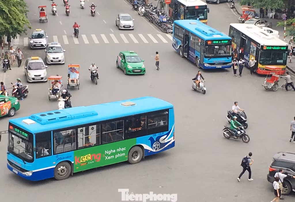 Tất cả các tuyến buýt có trợ giá sẽ được Sở GTVT Hà Nội triển khai vé thanh toán điện tử. Ảnh: A.Trọng