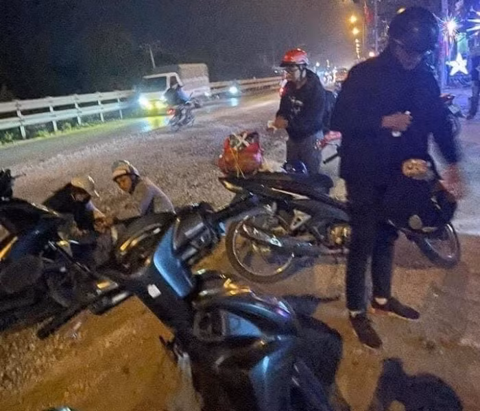 Xe máy cũng bị hư hỏng, phải dắt lên vỉa hè chờ người đến sửa chữa.