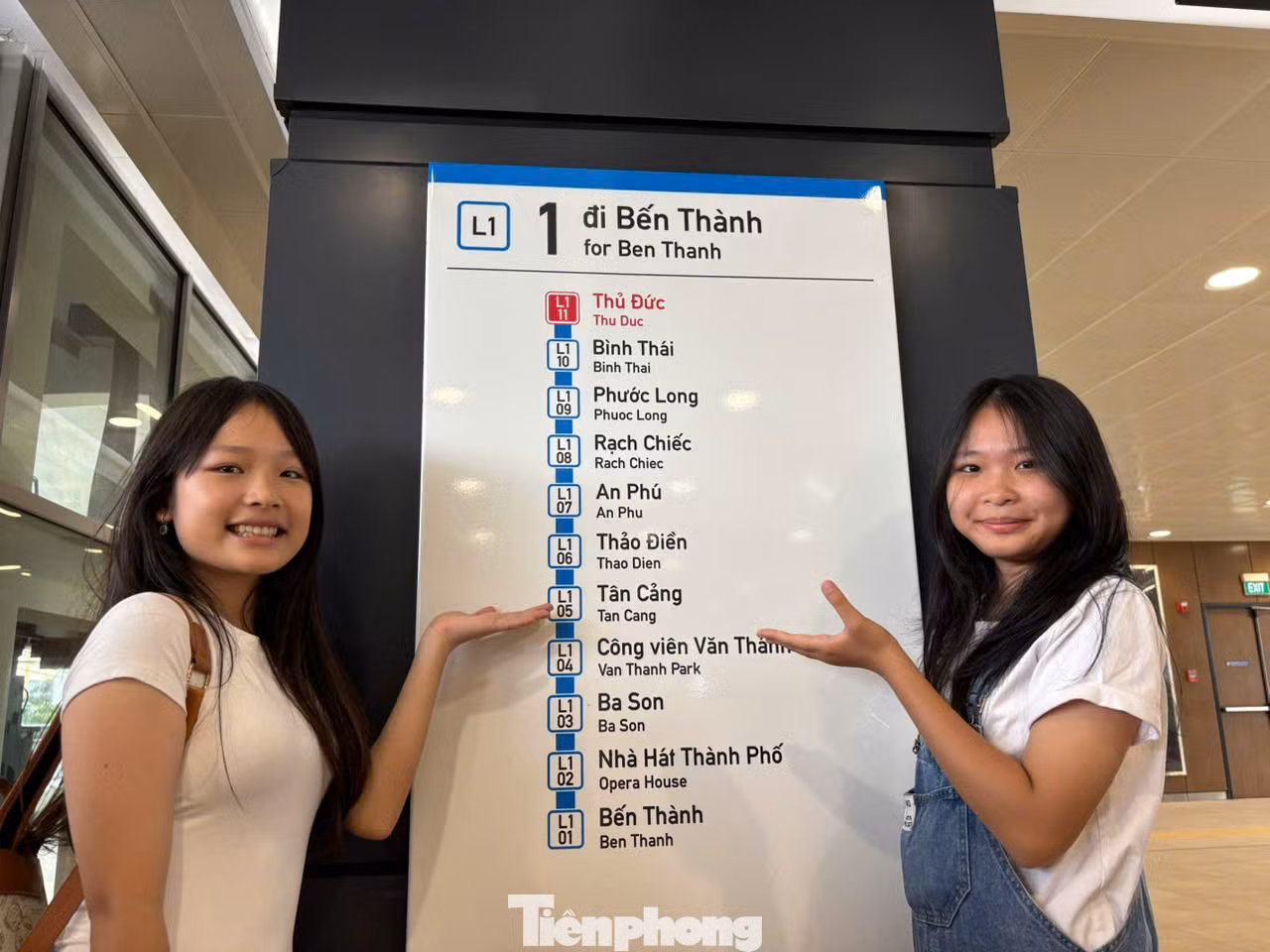 Đôi bạn Bảo Uyên (trái) và Phương Hà, học sinh lớp 9 Trường THCS Hoa Lư (TP.Thủ Đức), vào Trung tâm thành phố chơi bằng tàu Metro. Đây là lần đầu tiên cả hai được trải nghiệm Metro nên dù phải xếp hàng khá lâu nhưng họ vẫn rất vui vẻ.