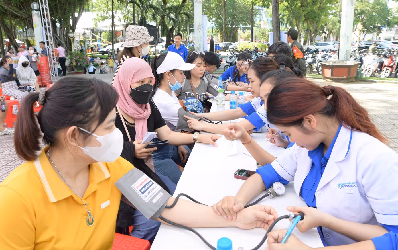 Các bác sĩ trẻ đang thăm khám miễn phí cho thanh niên công nhân, người lao động