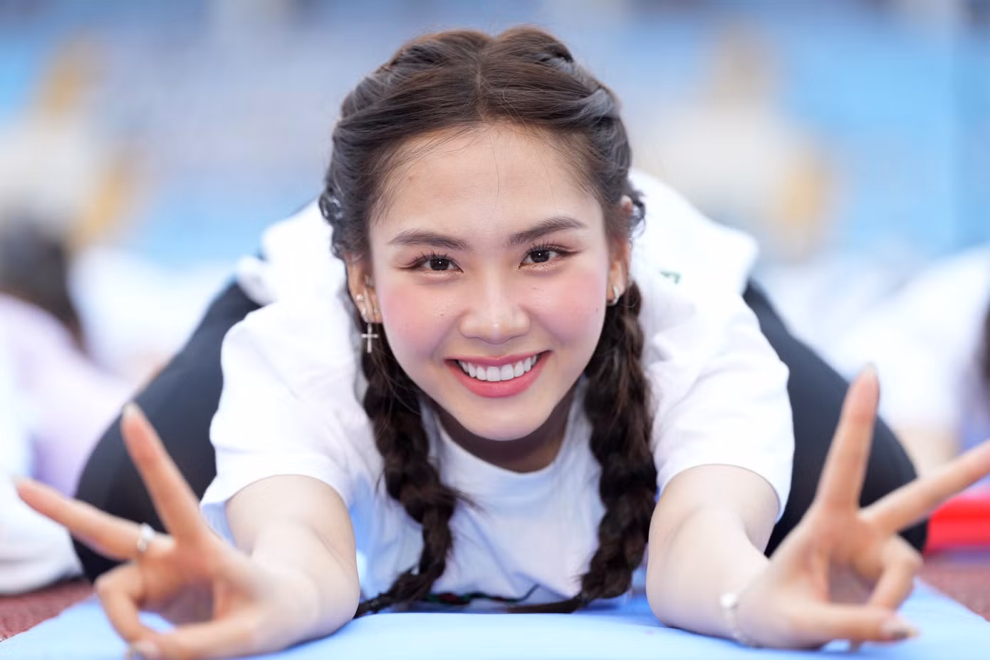 Hoa hậu Mai Phương xuất hiện cùng dàn hoa hậu, á hậu đồng diễn yoga trên sân Mỹ Đình.