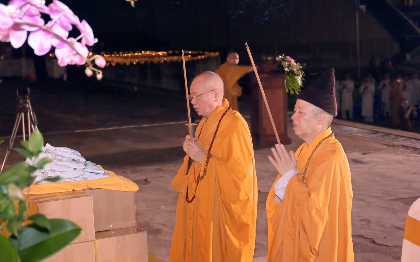 Hòa thượng Thích Thanh Quyết, Phó Chủ tịch HĐTS GHPGVN, Viện trưởng HVPGVN tại Hà Nội dự đại lễ.