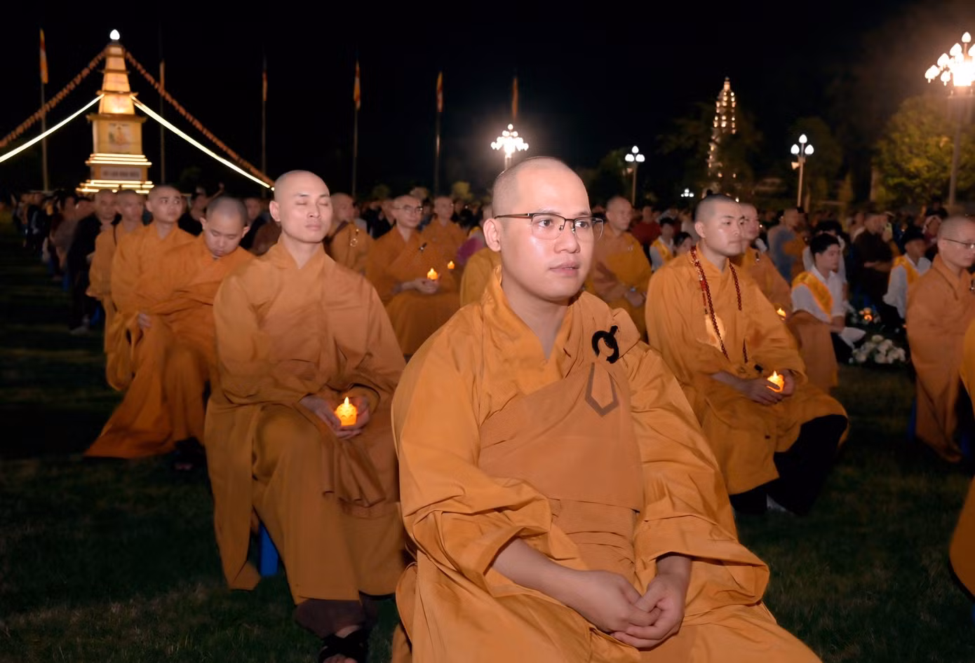 Hàng trăm tăng, ni, sinh tề tựu về quảng trường Viên Quang.