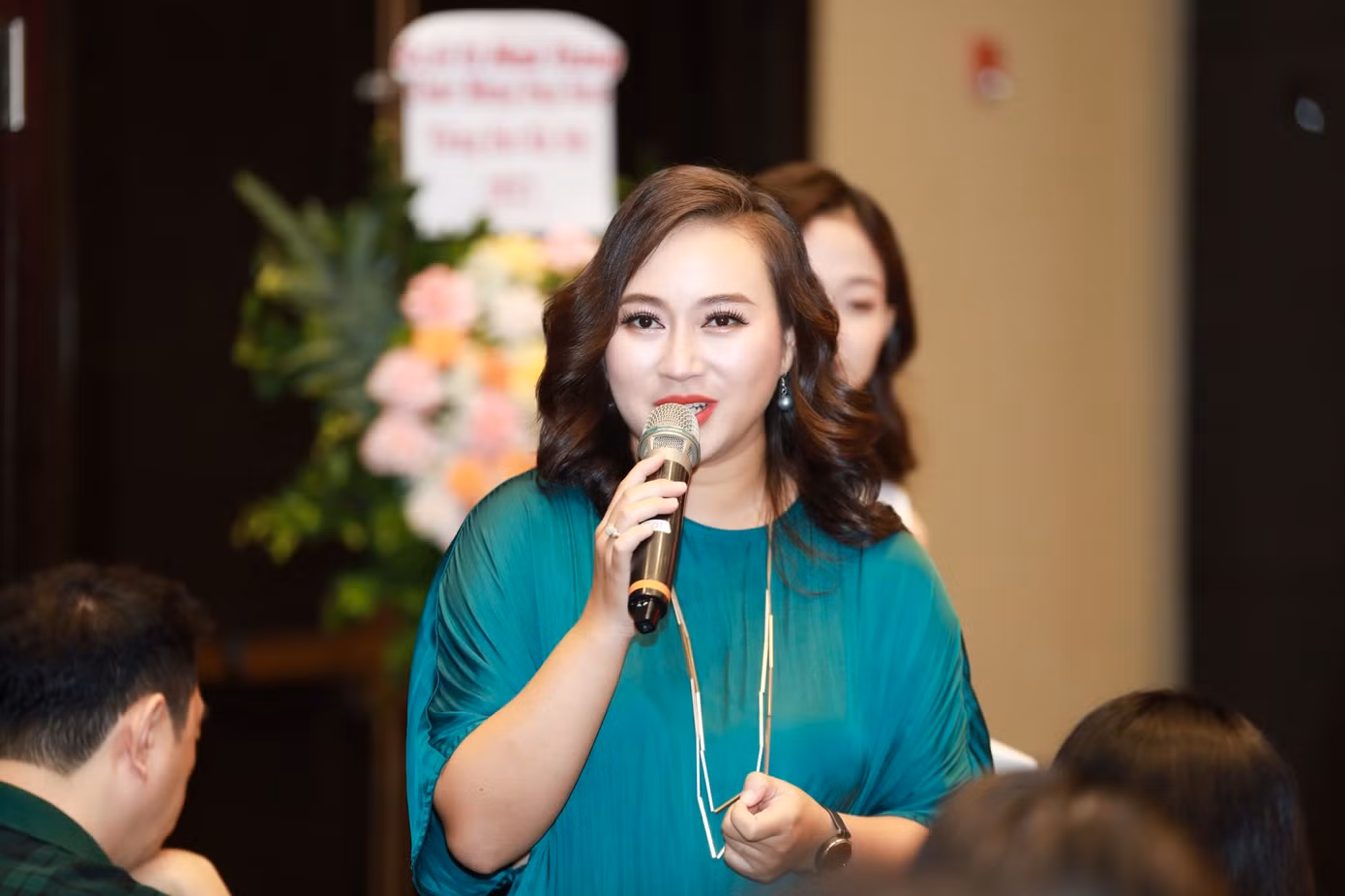 Khánh Linh - một trong những ca sĩ thực lực thành danh từ Tiếng hát Hà Nội. Khánh Linh - một trong những ca sĩ thực lực thành danh từ Tiếng hát Hà Nội.