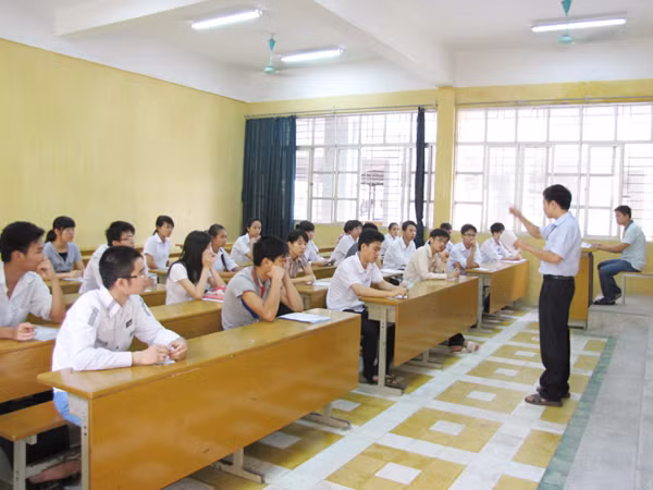 Thi vào ĐH căng thẳng, nhưng ra trường nhiều bạn lại đi số lùi. Ảnh: Trường Phong