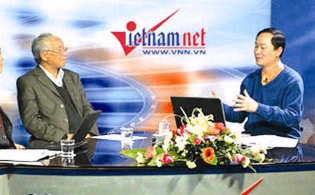 Nhà báo Nguyễn Anh Tuấn (bên phải) trong một cuộc đối thoại trực tuyến