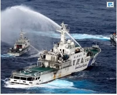 Cảnh sát Biển Nhật Bản phun vòi rồng chặn tàu cá Trung Quốc đi vào khu vực đảo Senkaku
