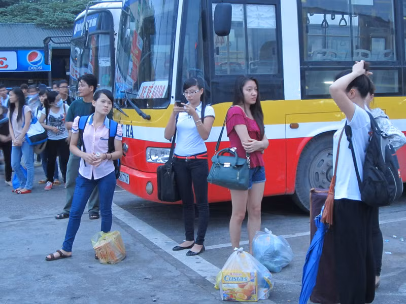 Tại các cổng bến xe sinh viên chờ xe buýt rất đông