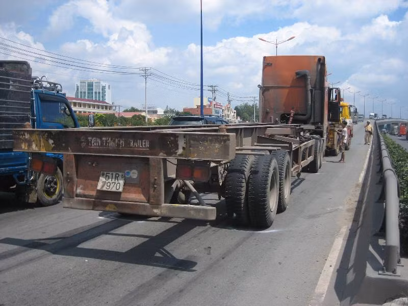 Hiện trường vụ lao đầu vào xe đầu kéo. Hiện trường vụ lao đầu vào xe đầu kéo