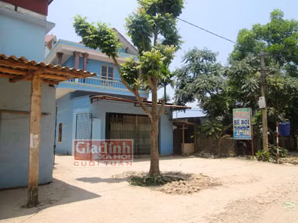 Bà Dậu đã thay tấm biển “Lương y” bằng tấm “Bể bơi” nhưng thực tế vẫn đón khách đến khám bệnh. Ảnh N.Ngọc