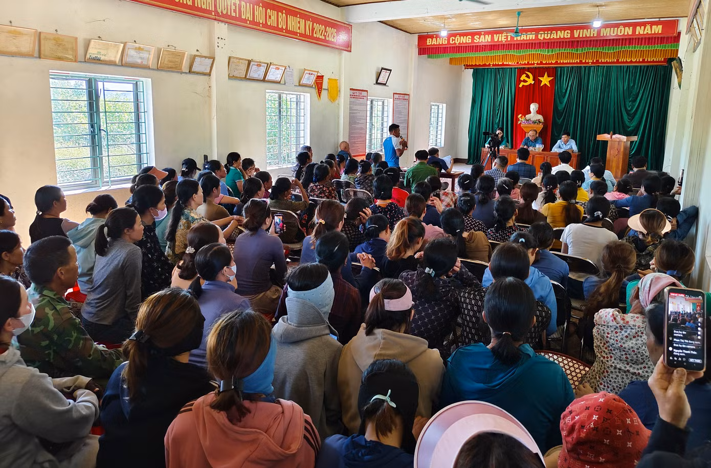 Ngành chức năng họp người thôn Đông Xuân (xã Kỳ Tây) liên quan đến trại lợn.